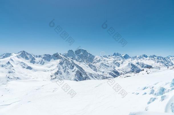 冬雪大量的山山峰采用高加索山脉.伟大的位为