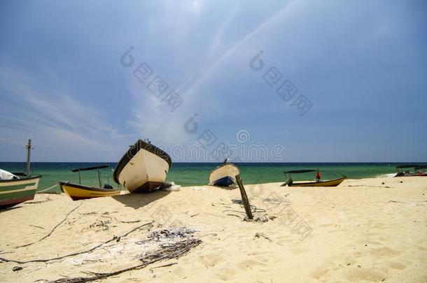 传统的渔夫小船处于困境的向无人居住的沙的海滩