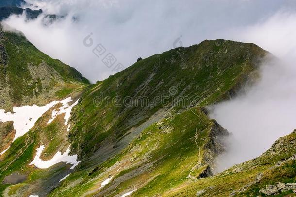 多山的风景向一多云的夏d一y