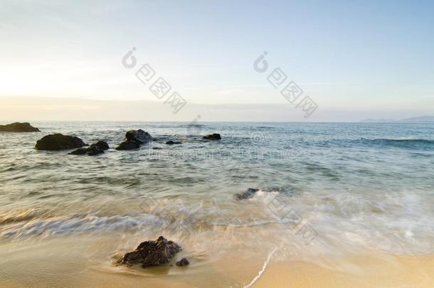 美丽的热带的海滩日出海看法