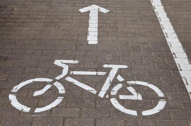 循环自行车小路路符号象征和矢向人行道.