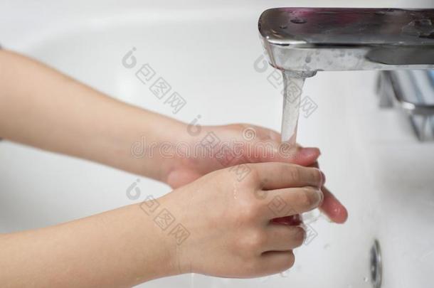 小孩手洗涤采用指已提到的人washbas采用