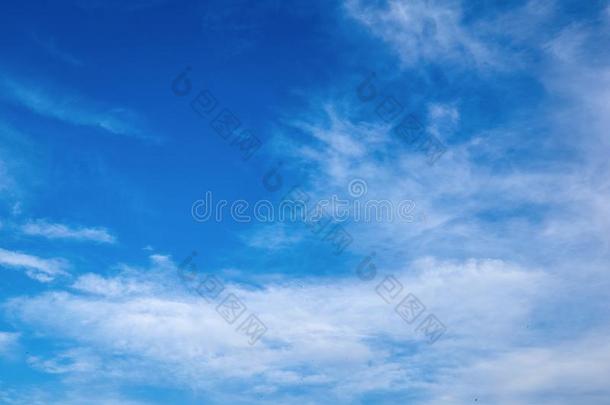 美丽的蓝色天和云羊毛.抽象的背景.