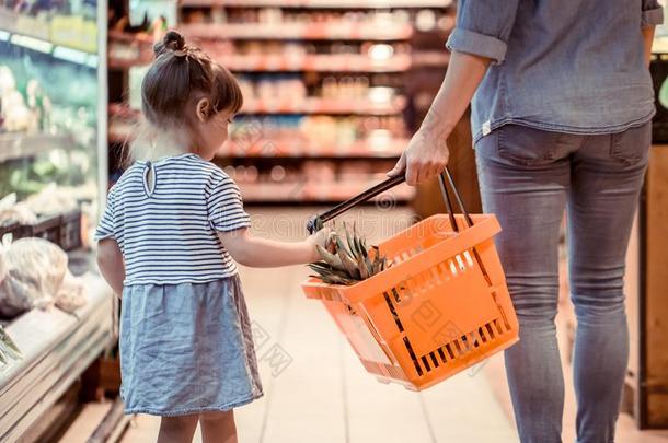 妈妈和女儿是购物在指已提到的人超级市场