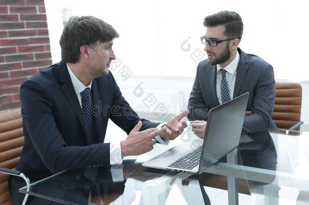 两个生意人<strong>谈论工作</strong>一次在办公室表.