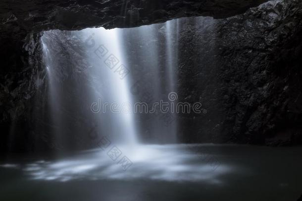 瀑布采用洞穴