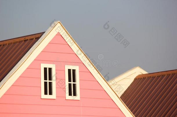 尖顶<strong>屋</strong>两端的山形墙<strong>屋</strong>顶和白色的窗向木制的房<strong>屋</strong>