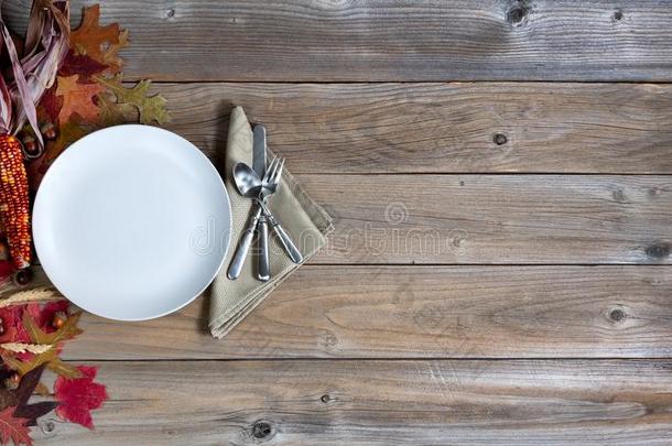 秋背景和<strong>整套</strong>的餐具镶嵌为感谢假日