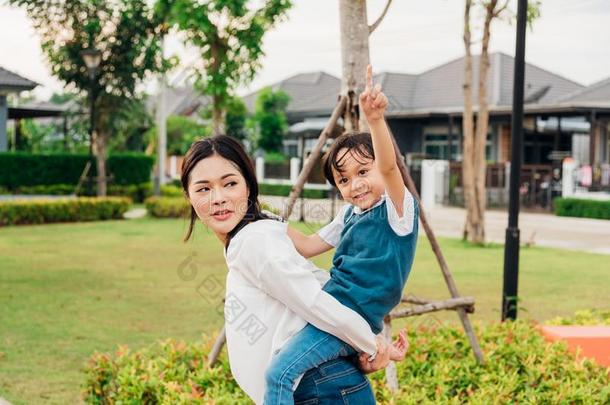 家庭幸福的孩子们小孩儿子男孩幼儿园乘背小猪猪