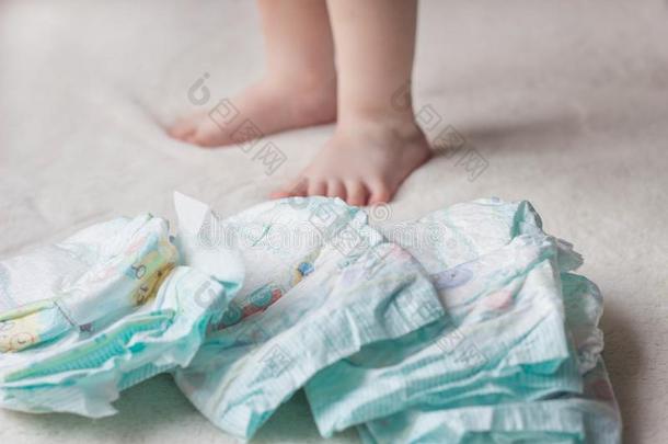 婴儿有菱形花格的麻或棉织物和木头支架关于一年幼的小孩,di一per