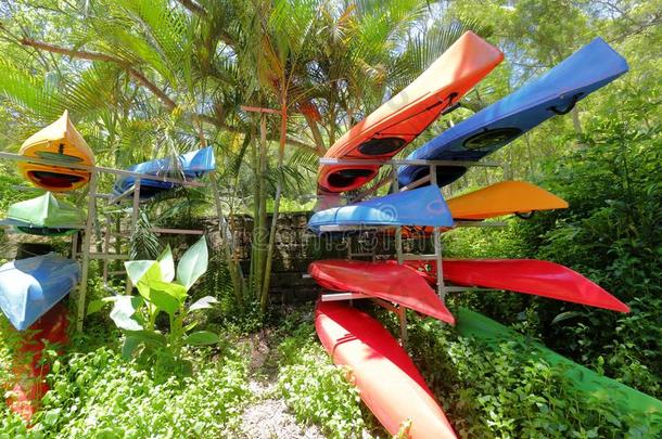 富有色彩的皮艇运动,风干土坯三原色红绿兰彩色值