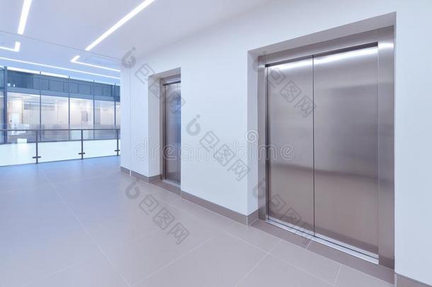 现代的白色的办公室走廊和电梯电梯
