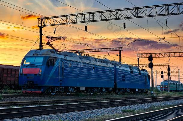 铁路基础设施在的时候美丽的日落和富有色彩的天