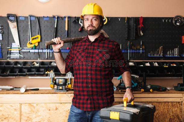 工头采用建筑工人hold采用g铁锤向肩膀和工具箱采用hand手