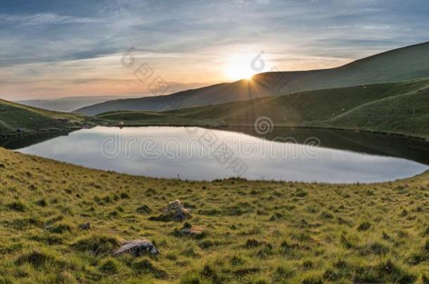 令人晕倒的富有色彩的<strong>夏日</strong>出<strong>风景</strong>在旁边湖山侧凹地宽度山口