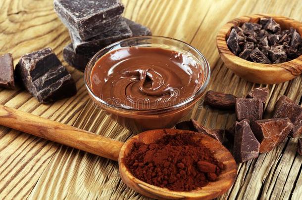 熔化的巧克力或融化巧克力和一巧克力旋转.英语字母表的第13个字母