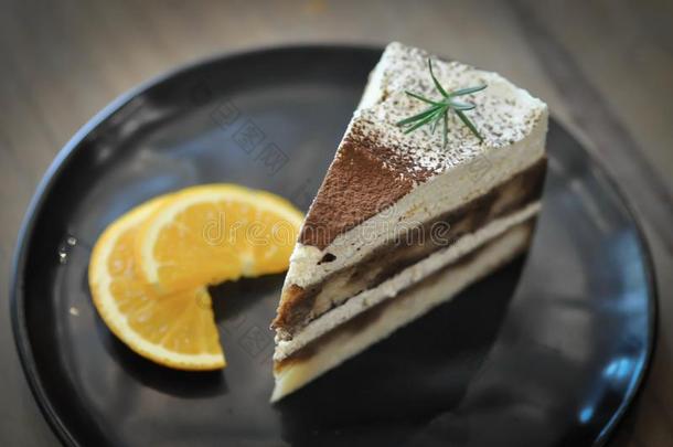 一块关于蛋糕或提拉米苏蛋糕