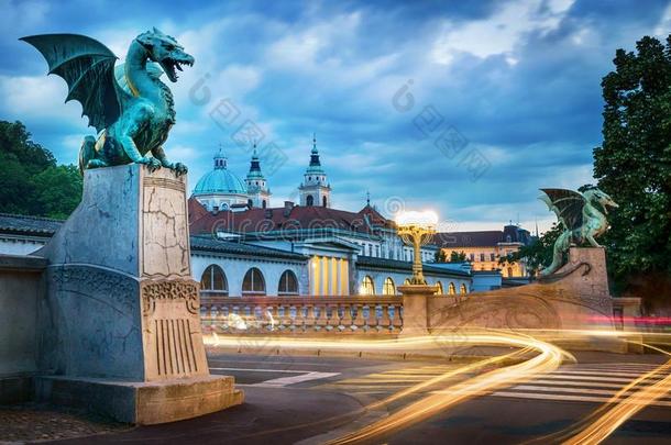 龙桥蛇最,象征关于卢布尔雅那,首都关于英文字母表的第19个字母