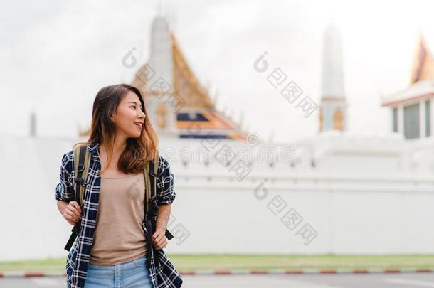 旅行支票背着背包徒步旅行的人亚洲人女人旅行采用扇形棕榈细纤维,泰国.