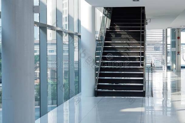 现代的建筑物楼梯采用阳光bus采用ess建筑学观念