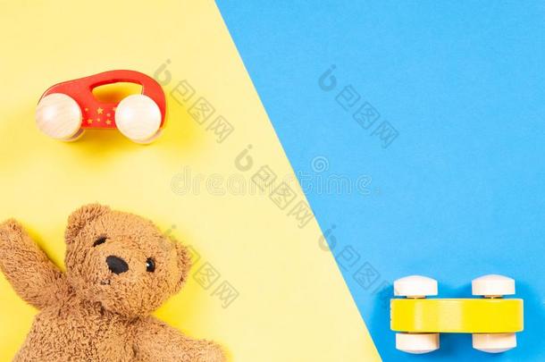 富有色彩的玩具背景和木制的cablerelaystations电缆继电器站和妇女连衫衬裤熊