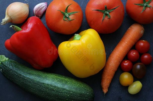多样关于新鲜的蔬菜向黑暗的板