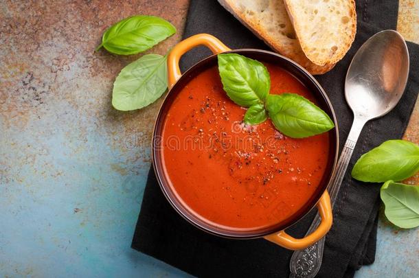 自家制的番茄汤和罗勒属植物,干杯和橄榄油向指已提到的人st向