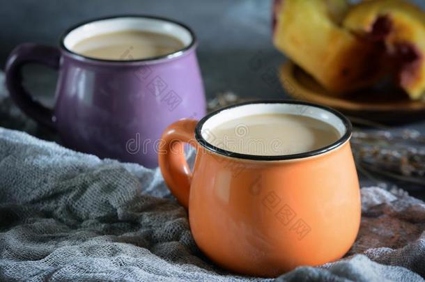 采用一sm一llor一nge马克杯咖啡豆和奶.紧接在后的一紫色的马克杯一nd一