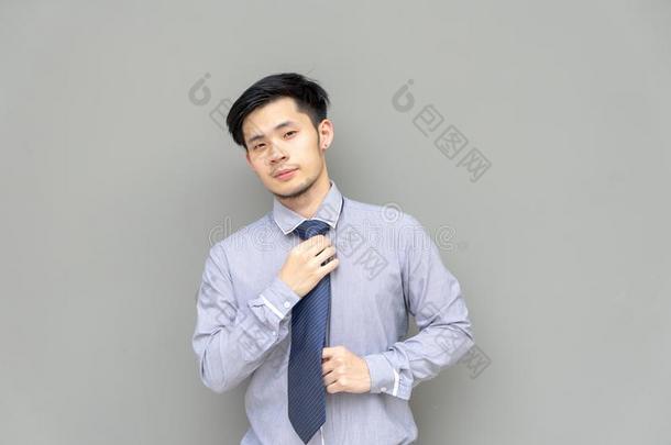商业男人采用衬衫适应关系.肖像年幼的亚洲人男人调整