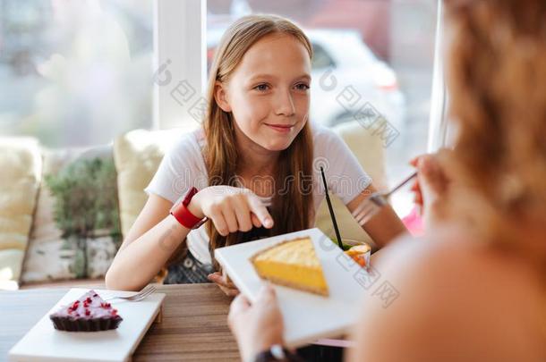 白肤金发碧眼女人-有毛发的女学生吃甜食和母亲