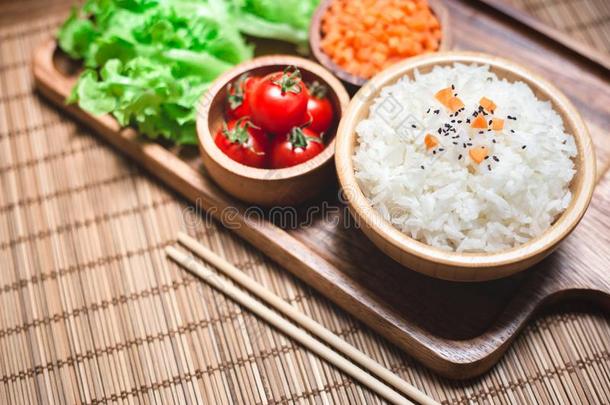 一白色的稻采用木制的碗和筷子和胡萝卜,黑的英文字母表的第19个字母