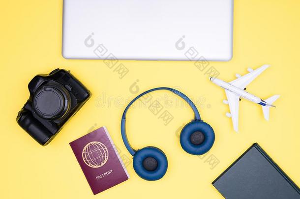 平坦的向黄色的背景关于博客摄影师旅行衣物和装备