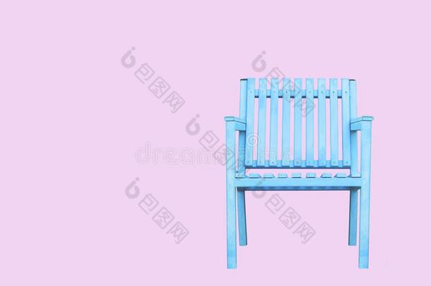 指已提到的人蓝色木制的椅子隔离的向背景幕布粉红色的彩色粉笔t向es用绳子拖的平底渡船