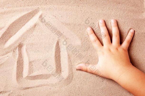 房屋是（be的三单形式描画的向沙在旁边指已提到的人手关于小孩.C向cept房屋在旁边