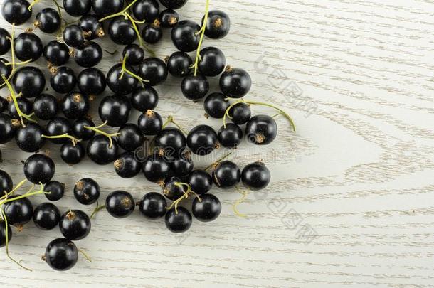 新鲜的生的黑的小葡萄干浆果向灰色的木材