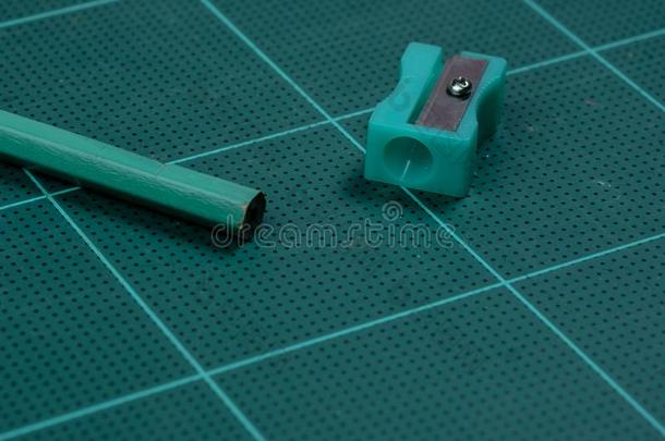 绿色的铅笔卷笔刀是（be的三单形式向指已提到的人绿色的锋利的盘子和铅笔