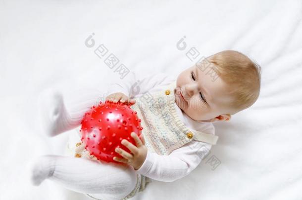 漂亮的婴儿演奏和红色的口香糖球,表面涂布不均,抢先