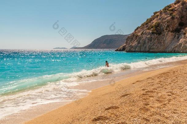 卡普塔什海滩是（be的三单形式指已提到的人最好的海滩采用火鸡.地中海的海