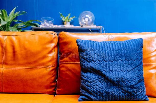 蓝色枕头向皮沙发