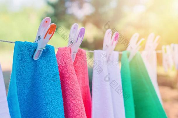 <strong>富有</strong>色彩的洗衣店是（be的三单形式干燥的和塑料制品<strong>富有</strong>色彩的晒衣绳上夹衣服之夹子向一