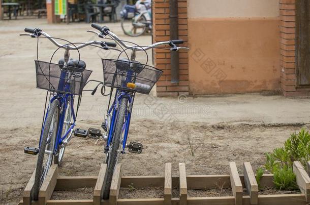 影像关于两个蓝色<strong>自行车</strong>和黑的铁器篮
