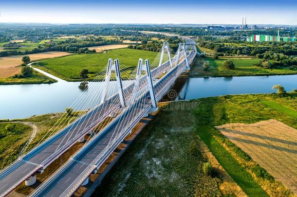克拉科夫,波兰.双的缆绳-停留桥越过指已提到的人维斯瓦河rioinfluencevoltage无线电感应电压