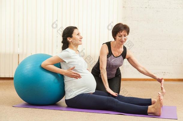 美丽的怀孕的女人做瑜伽