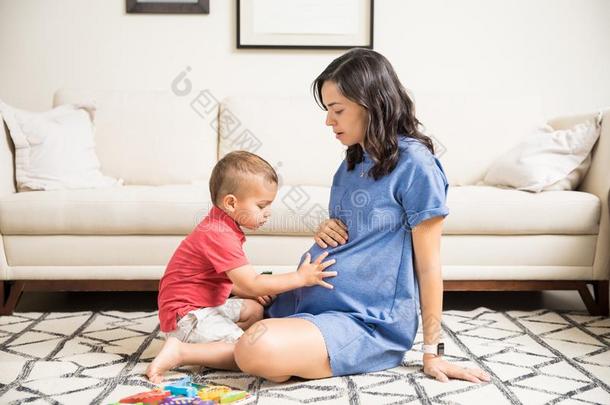 男孩<strong>传达</strong>和未出生的婴儿采用母亲`英文字母表的第19个字母肚子在家