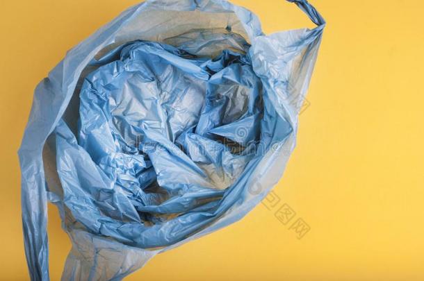 塑料制品蓝色袋,黄色的背景不塑料制品,回收观念