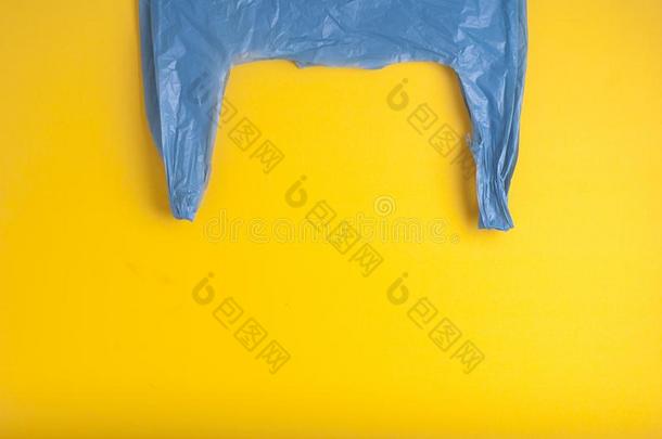 塑料制品蓝色和黑的袋,黄色的背景不塑料制品,回收