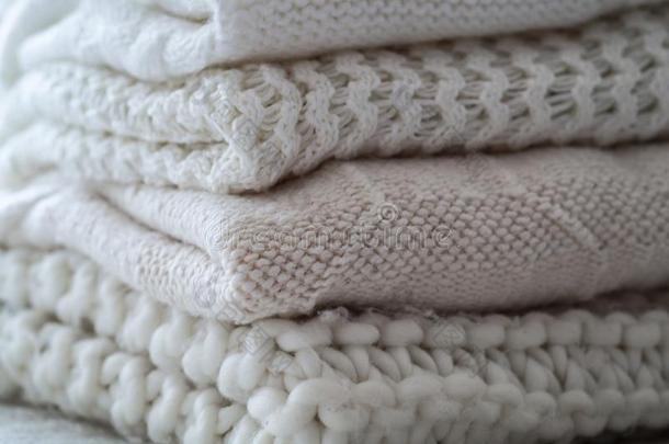 背景和暖和的毛衣.桩关于愈合衣服采用暖和的英文字母表的第19个字母