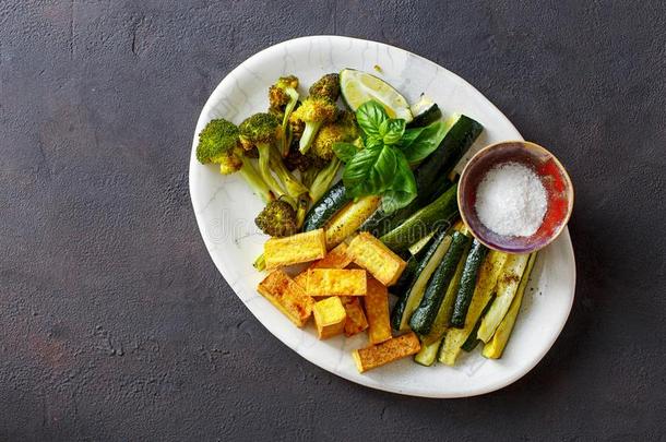 健康的食物朊吃素的人烘烤制作的蔬菜豆腐顶看法
