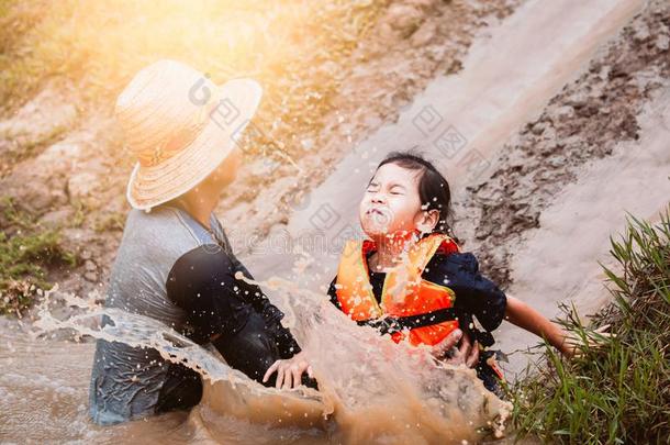 漂亮的亚洲人<strong>小孩</strong>女孩所有乐趣向比赛<strong>滑雪</strong>者泥泞的