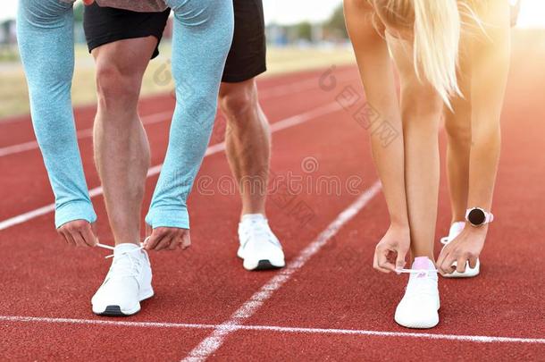 男人和女人速度比赛向户外的小路